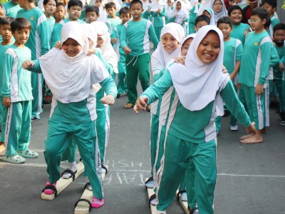 Lomba HUT RI-15