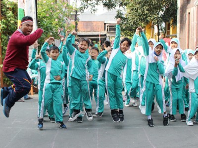 Lomba HUT RI-04