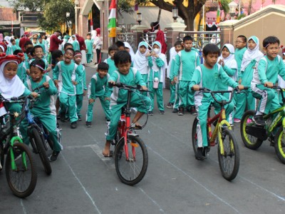 Lomba HUT RI-08