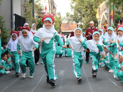 Lomba HUT RI-10