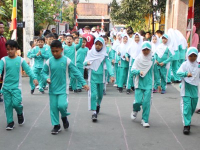 Lomba HUT RI-03