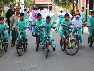 Lomba HUT RI-12